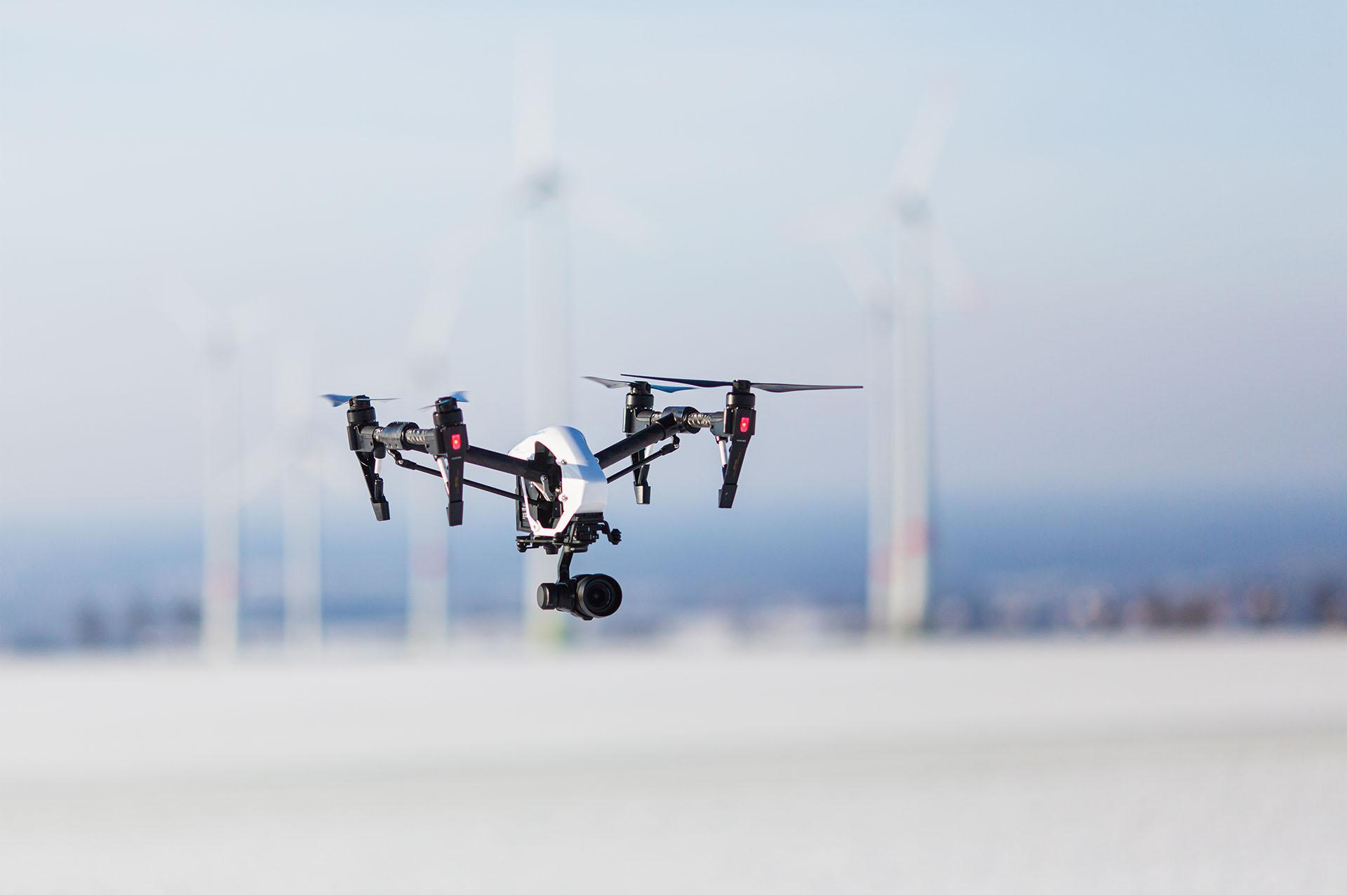 Luftbildaufnahme einer fliegenden Drohne mit Kamera - Making Films Drohnenaufnahmen im Kreis Heinsberg