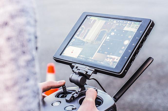 Pilot steuert Drohne für Luftbildaufnahmen - Making Films Drohnenaufnahmen im Kreis Heinsberg