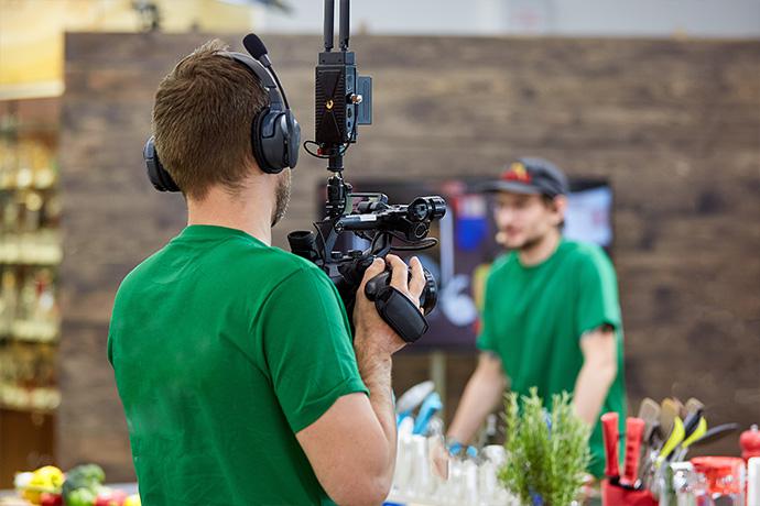 Kamerateam von hinten beim Dreh eines Produktfilms im Studio - Making Films Fullservice für Filmproduktion im Kreis Heinsberg