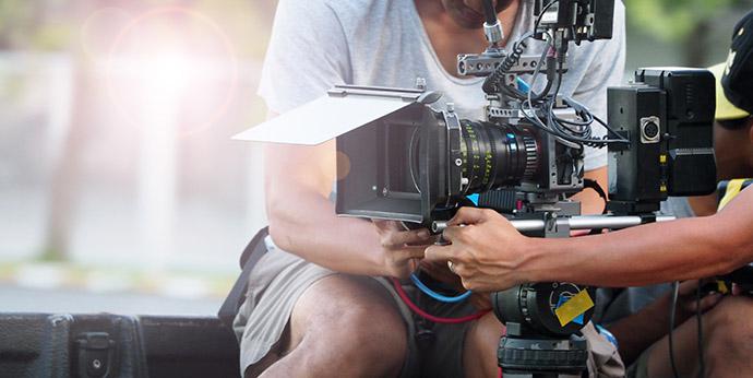 Zwei Kameraleute hantieren mit einer Kamera - Making Films Fullservice für Filmproduktion im Kreis Heinsberg